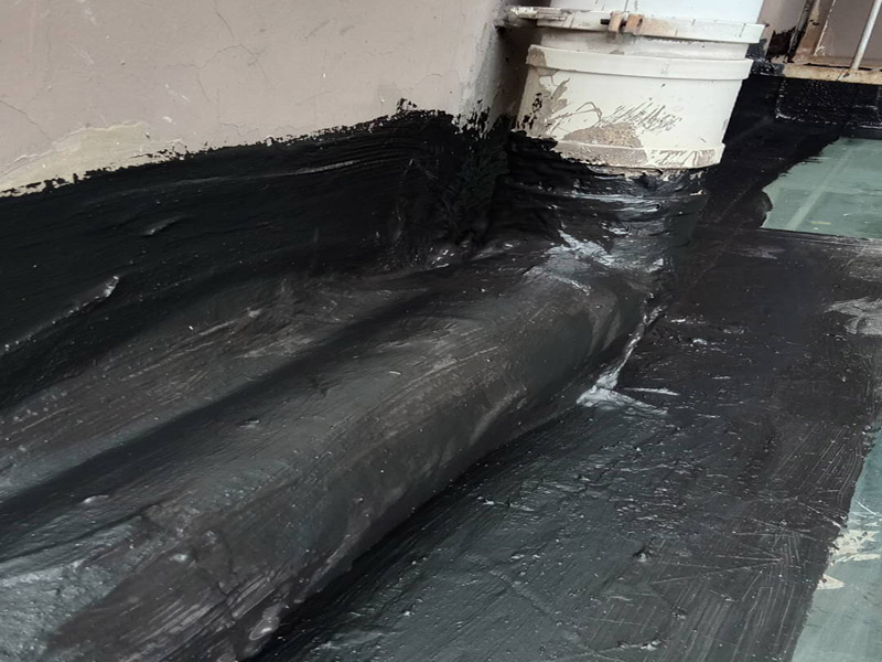 陽(yáng)光房墻角防水：墻壁上的粉刷層在陽(yáng)光的暴曬下，涂料逐漸脫落、松動(dòng)，之前打在墻面及玻璃連接處的膠縫就慢慢起皮、脫落，最后產(chǎn)生了裂縫造成漏水現(xiàn)象。陽(yáng)光房用膠對(duì)防水起著非常重要的作用，陽(yáng)光房框架頂部覆蓋物之間接縫處，立面門(mén)窗和框架相接處依靠的就是結(jié)構(gòu)膠、耐候膠和硅膠防水處理，質(zhì)量差的膠防水效果很差，禁不住陽(yáng)光或雨水的浸泡和日曬，時(shí)間一長(zhǎng)容易出現(xiàn)老化導(dǎo)致陽(yáng)光房漏水。 陽(yáng)光房框架完工后，如有與墻體連接的地方，一定要把原墻體上的涂料鏟除掉，膠與墻體才能牢固連接。最好在打膠后，在覆蓋物上方的墻體上開(kāi)槽，裝上擋雨板，確保雙層防水不滲漏。