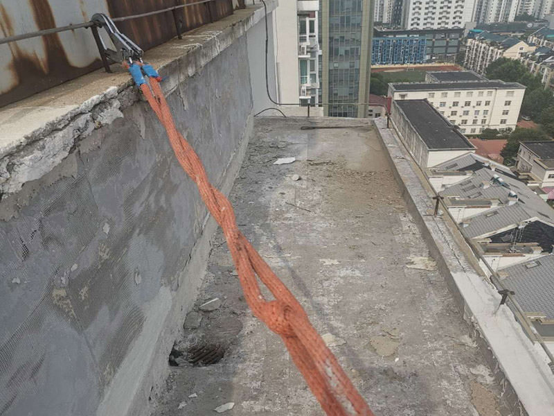 陽(yáng)臺(tái)屋頂鋪防水：首先為陽(yáng)臺(tái)封裝防水，由于是防水工作的第一道防線，因此是千萬(wàn)不可馬虎的，在做陽(yáng)臺(tái)封裝時(shí)，在選材方面就需要選擇防水防潮的材料，在施工過(guò)程中應(yīng)注意做好密閉，若沒(méi)有做好封裝的話，陽(yáng)臺(tái)的防水將會(huì)大打折扣。 在鋪設(shè)前用天驕廠家推薦的基材處理劑需均勻涂刷需要鋪設(shè)的所有屋面；將準(zhǔn)備好的改性瀝青防水卷材鋪設(shè)在屋頂?shù)谋砻?，具體的尺寸根據(jù)實(shí)際的應(yīng)用要求；防水膜安裝應(yīng)采用氣缸式丙烷烤燈，剪裁應(yīng)使用專業(yè)的切割工具。一切準(zhǔn)備完成后將卷材放置在正確的位置，然后將其重新卷好，注意不要改變鋪設(shè)方向。