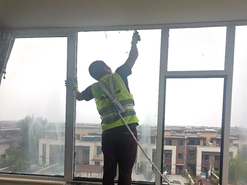 陽(yáng)臺(tái)屋頂鋪防水：首先為陽(yáng)臺(tái)封裝防水，由于是防水工作的第一道防線，因此是千萬(wàn)不可馬虎的，在做陽(yáng)臺(tái)封裝時(shí)，在選材方面就需要選擇防水防潮的材料，在施工過(guò)程中應(yīng)注意做好密閉，若沒(méi)有做好封裝的話，陽(yáng)臺(tái)的防水將會(huì)大打折扣。 在鋪設(shè)前用天驕廠家推薦的基材處理劑需均勻涂刷需要鋪設(shè)的所有屋面；將準(zhǔn)備好的改性瀝青防水卷材鋪設(shè)在屋頂?shù)谋砻?，具體的尺寸根據(jù)實(shí)際的應(yīng)用要求；防水膜安裝應(yīng)采用氣缸式丙烷烤燈，剪裁應(yīng)使用專業(yè)的切割工具。一切準(zhǔn)備完成后將卷材放置在正確的位置，然后將其重新卷好，注意不要改變鋪設(shè)方向。