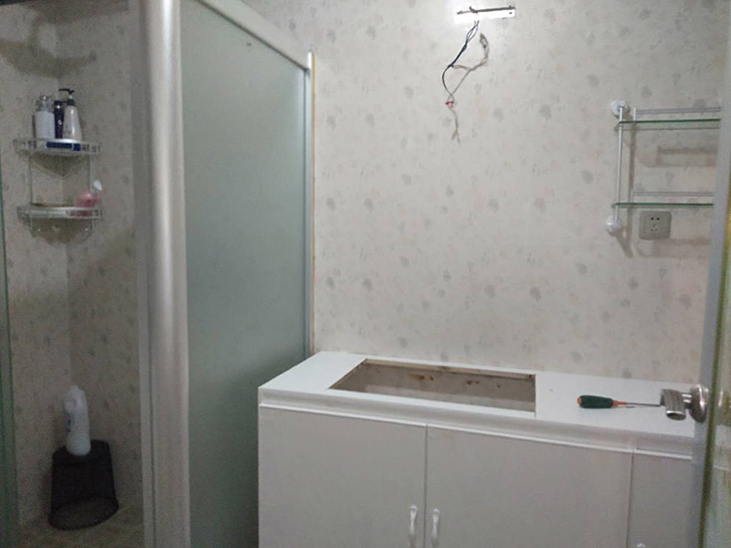 浴室家具安裝：安裝底座，布好排水管，將保溫材料貼到浴缸上后將浴缸卡進浴缸底座里，并做好地面保護。按照圖紙在各面板和天花上做好各部件的定位開孔，然后將吸頂燈先裝上天花面板上，將保溫材料用雙面膠貼好，并打上玻璃膠，起墻面保溫作用，并事先將花灑桿等部件固定到面板上。電氣設(shè)備的安裝。換氣扇接線，肩湯，腰湯接線，安裝隔板，安裝鏡子和水栓；清掃干凈，再打膠。將安裝過程中的灰塵擦拭干凈之后，地面，天花角需要打上膠，防止有走光現(xiàn)象。之后再安裝壓條，并再次擦拭干凈。