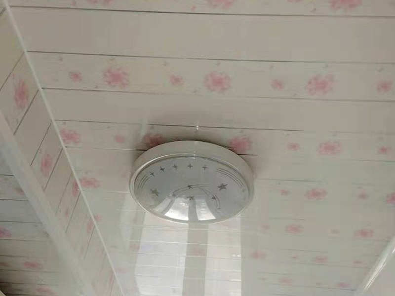 浴室燈具安裝：對于浴室燈具安裝的高度來說，一般規(guī)定是燈具安裝高度不低于2米，當燈具安裝高度低于2.4米時，其燈具外殼的金屬體必須接零或接地可靠。而在浴室中一般是站著照鏡子的，所以浴室鏡下方離地面的高度至少要有135cm的距離，而燈具的安裝也應該滿足浴室鏡高度的要求。如果家庭成員間的身高差距比較大，特別是有孩子的家庭中，可以適當?shù)恼{整浴室鏡的高度。因為浴室是用水頻繁的地方，因而浴室燈具選擇上，盡可能的實用性為主。燈具的造型并且要以安全為主，確保安全衛(wèi)浴每一天。