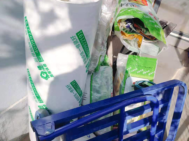 家具保護(hù)措施：入戶門扇用公司統(tǒng)一的門貼進(jìn)行全面包裹保護(hù)，用透明膠帶將保護(hù)膜粘貼牢固平整。 用標(biāo)準(zhǔn)保護(hù)膜將門框三面保護(hù)完整并固定牢固。 工程完工后拆除保護(hù)膜時(shí)如果有粘貼時(shí)的膠痕，應(yīng)用酒精或?qū)Ｓ玫那逦蹌┣宄z痕。 用標(biāo)準(zhǔn)保護(hù)膜按下水管直徑的四倍的邊長(zhǎng)裁成正方形，將保護(hù)膜雙層固定在下水口的正上方，用透明膠帶沿下水管的外徑進(jìn)行固定。 木地板施工前，將地面用吸塵器清理干凈。木地板施工后，用產(chǎn)品自帶的防潮墊或標(biāo)準(zhǔn)保護(hù)在通道鋪貼進(jìn)行保護(hù)。