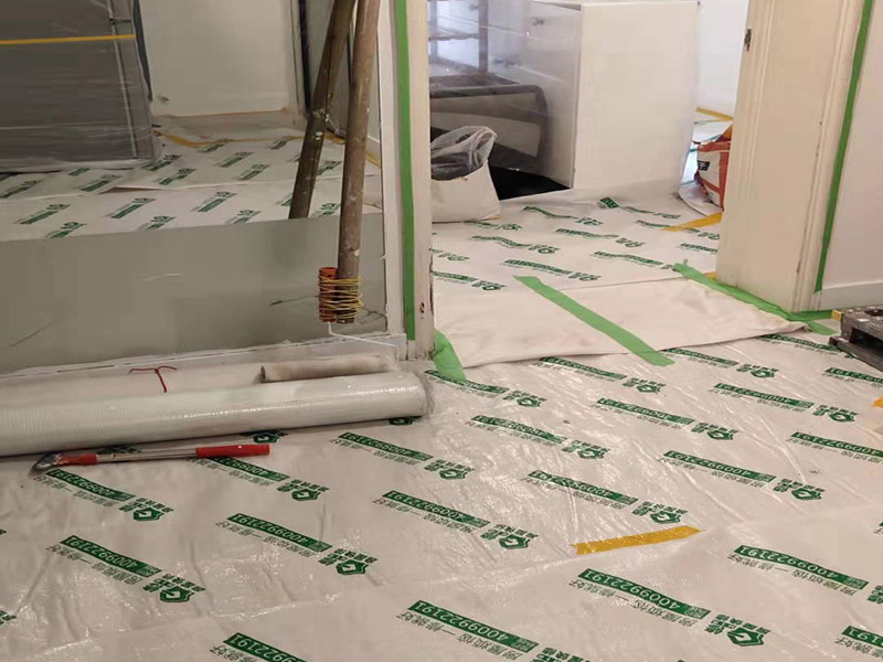 全屋地面保護案例:瓷磚、地板的鋪貼保護 瓷磚、地板的鋪裝，也屬于基礎(chǔ)裝修部分，經(jīng)常發(fā)現(xiàn)瓷磚施工時和施工后都沒有做成品保護工作，具體的表現(xiàn)有：瓷磚邊鋪邊勾縫、在剛鋪的瓷磚、地板上堆放雜物、剛鋪的瓷磚就在上面走動踩踏、地面瓷磚、地板沒有使用成品保護膜覆蓋等，這些都會影響瓷磚的鋪貼效果，造成瓷磚的施工質(zhì)量問題。建議： 1、墻地面瓷磚，在鋪貼未干固的情況下，不要急于勾縫，以免人為的造成瓷磚松動、高低不平，影響施工效果。 2、地面瓷磚干固前，不要在上面走動、堆放雜物，以免造成瓷磚松動、高低不平。 3、地面瓷磚鋪貼完后，使用成品保護膠覆蓋磚面，既可以防止裝修時的沙子磨傷地面，同時也能有效的防止油漆涂料等有色液體滴落磚面，造成地面污染。