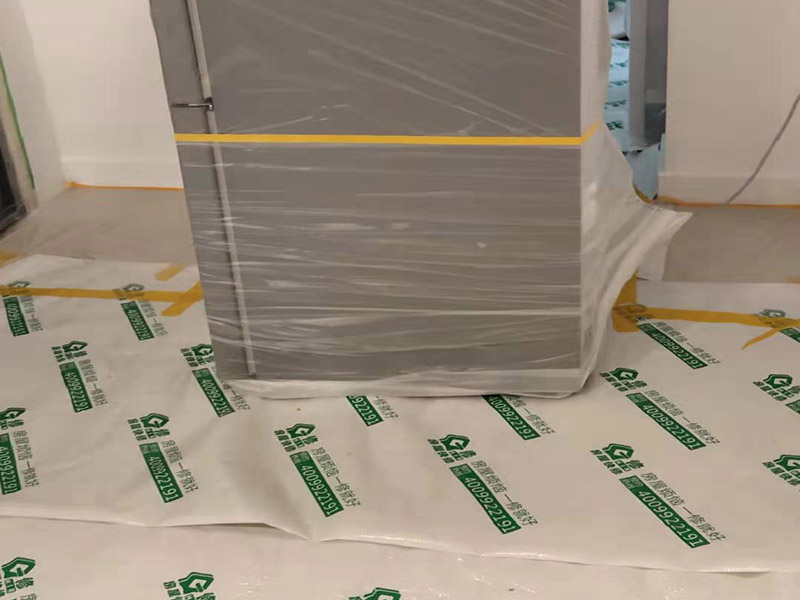 全屋地面保護案例:瓷磚、地板的鋪貼保護 瓷磚、地板的鋪裝，也屬于基礎(chǔ)裝修部分，經(jīng)常發(fā)現(xiàn)瓷磚施工時和施工后都沒有做成品保護工作，具體的表現(xiàn)有：瓷磚邊鋪邊勾縫、在剛鋪的瓷磚、地板上堆放雜物、剛鋪的瓷磚就在上面走動踩踏、地面瓷磚、地板沒有使用成品保護膜覆蓋等，這些都會影響瓷磚的鋪貼效果，造成瓷磚的施工質(zhì)量問題。建議： 1、墻地面瓷磚，在鋪貼未干固的情況下，不要急于勾縫，以免人為的造成瓷磚松動、高低不平，影響施工效果。 2、地面瓷磚干固前，不要在上面走動、堆放雜物，以免造成瓷磚松動、高低不平。 3、地面瓷磚鋪貼完后，使用成品保護膠覆蓋磚面，既可以防止裝修時的沙子磨傷地面，同時也能有效的防止油漆涂料等有色液體滴落磚面，造成地面污染。