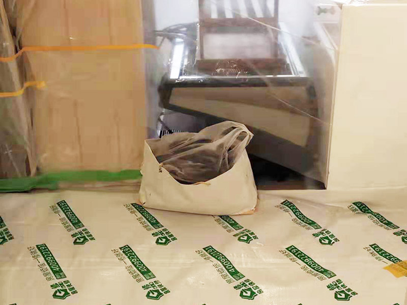 全屋地面保護案例:瓷磚、地板的鋪貼保護 瓷磚、地板的鋪裝，也屬于基礎(chǔ)裝修部分，經(jīng)常發(fā)現(xiàn)瓷磚施工時和施工后都沒有做成品保護工作，具體的表現(xiàn)有：瓷磚邊鋪邊勾縫、在剛鋪的瓷磚、地板上堆放雜物、剛鋪的瓷磚就在上面走動踩踏、地面瓷磚、地板沒有使用成品保護膜覆蓋等，這些都會影響瓷磚的鋪貼效果，造成瓷磚的施工質(zhì)量問題。建議： 1、墻地面瓷磚，在鋪貼未干固的情況下，不要急于勾縫，以免人為的造成瓷磚松動、高低不平，影響施工效果。 2、地面瓷磚干固前，不要在上面走動、堆放雜物，以免造成瓷磚松動、高低不平。 3、地面瓷磚鋪貼完后，使用成品保護膠覆蓋磚面，既可以防止裝修時的沙子磨傷地面，同時也能有效的防止油漆涂料等有色液體滴落磚面，造成地面污染。