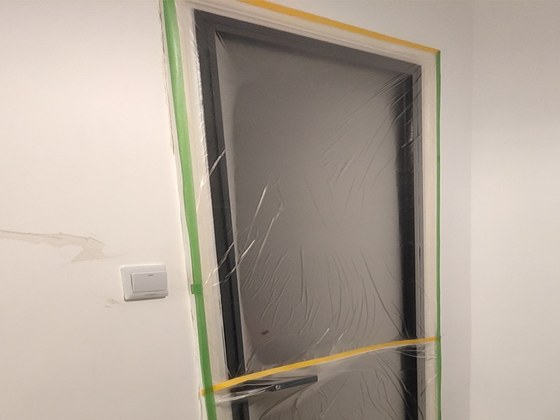 全屋地面保護案例:瓷磚、地板的鋪貼保護 瓷磚、地板的鋪裝，也屬于基礎(chǔ)裝修部分，經(jīng)常發(fā)現(xiàn)瓷磚施工時和施工后都沒有做成品保護工作，具體的表現(xiàn)有：瓷磚邊鋪邊勾縫、在剛鋪的瓷磚、地板上堆放雜物、剛鋪的瓷磚就在上面走動踩踏、地面瓷磚、地板沒有使用成品保護膜覆蓋等，這些都會影響瓷磚的鋪貼效果，造成瓷磚的施工質(zhì)量問題。建議： 1、墻地面瓷磚，在鋪貼未干固的情況下，不要急于勾縫，以免人為的造成瓷磚松動、高低不平，影響施工效果。 2、地面瓷磚干固前，不要在上面走動、堆放雜物，以免造成瓷磚松動、高低不平。 3、地面瓷磚鋪貼完后，使用成品保護膠覆蓋磚面，既可以防止裝修時的沙子磨傷地面，同時也能有效的防止油漆涂料等有色液體滴落磚面，造成地面污染。