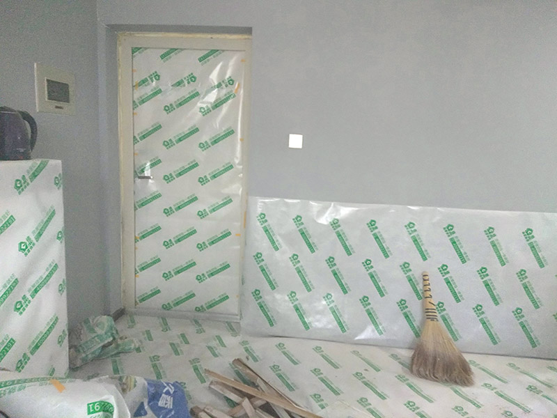 墻面翻新前保護措施：地面瓷磚鋪貼后，用壁紙刀將所有地磚縫隙清理干凈，并保證縫隙深度達到20mm以上。鋪貼完一個自然間后將瓷磚表面清理干凈，用復合保護膜進行保護。保護膜鋪貼平整、干凈整潔，用透明膠帶固定保護膜的邊緣和膜與膜之間接縫的部位。入戶門扇用公司統(tǒng)一的門貼進行全面包裹保護，用透明膠帶將保護膜粘貼牢固平整。用標準保護膜將門框三面保護完整并固定牢固。工程完工后拆除保護膜時如果有粘貼時的膠痕，應用酒精或專用的清污劑清除膠痕。