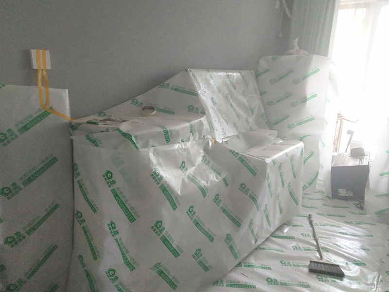 墻面翻新前保護措施：地面瓷磚鋪貼后，用壁紙刀將所有地磚縫隙清理干凈，并保證縫隙深度達到20mm以上。鋪貼完一個自然間后將瓷磚表面清理干凈，用復合保護膜進行保護。保護膜鋪貼平整、干凈整潔，用透明膠帶固定保護膜的邊緣和膜與膜之間接縫的部位。入戶門扇用公司統(tǒng)一的門貼進行全面包裹保護，用透明膠帶將保護膜粘貼牢固平整。用標準保護膜將門框三面保護完整并固定牢固。工程完工后拆除保護膜時如果有粘貼時的膠痕，應用酒精或專用的清污劑清除膠痕。