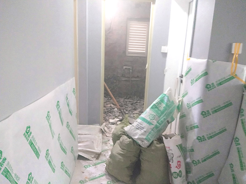 墻面翻新前保護措施：地面瓷磚鋪貼后，用壁紙刀將所有地磚縫隙清理干凈，并保證縫隙深度達到20mm以上。鋪貼完一個自然間后將瓷磚表面清理干凈，用復合保護膜進行保護。保護膜鋪貼平整、干凈整潔，用透明膠帶固定保護膜的邊緣和膜與膜之間接縫的部位。入戶門扇用公司統(tǒng)一的門貼進行全面包裹保護，用透明膠帶將保護膜粘貼牢固平整。用標準保護膜將門框三面保護完整并固定牢固。工程完工后拆除保護膜時如果有粘貼時的膠痕，應用酒精或專用的清污劑清除膠痕。