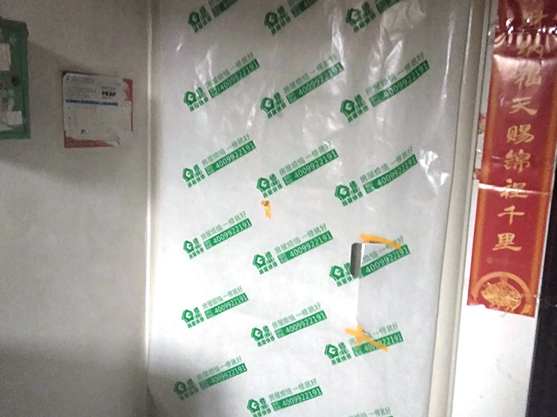 墻面翻新前保護措施：地面瓷磚鋪貼后，用壁紙刀將所有地磚縫隙清理干凈，并保證縫隙深度達到20mm以上。鋪貼完一個自然間后將瓷磚表面清理干凈，用復合保護膜進行保護。保護膜鋪貼平整、干凈整潔，用透明膠帶固定保護膜的邊緣和膜與膜之間接縫的部位。入戶門扇用公司統(tǒng)一的門貼進行全面包裹保護，用透明膠帶將保護膜粘貼牢固平整。用標準保護膜將門框三面保護完整并固定牢固。工程完工后拆除保護膜時如果有粘貼時的膠痕，應用酒精或專用的清污劑清除膠痕。