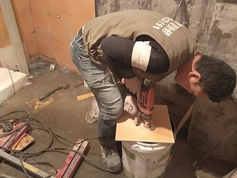瓷磚開孔施工：瓷磚比較滑，同時也是怕瓷磚容易碎，所以用膠紙封住打孔的位置，以防止鉆頭在瓷磚上面打滑，其次膠紙封住周圍也是為了防止打孔時產生的震動而破壞周圍。先在打孔的位置，用磚頭輕輕的打出一個小坑坑來，或者用釘子磨出一個小洞來，之后再用電鉆打，一邊打一邊用事先準備好的礦泉水瓶裝好的水澆上去，避免打鉆時太熱瓷磚容易碎掉。