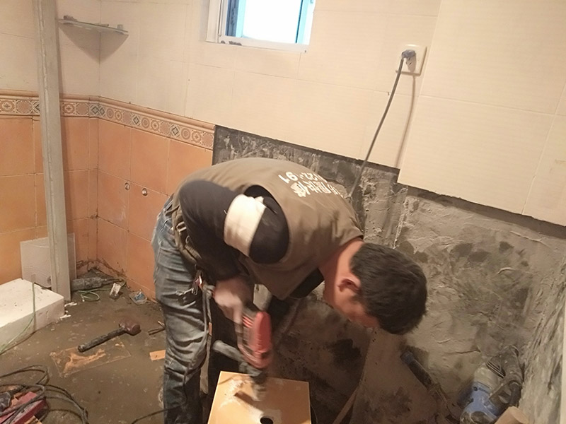 瓷磚開孔施工：瓷磚比較滑，同時也是怕瓷磚容易碎，所以用膠紙封住打孔的位置，以防止鉆頭在瓷磚上面打滑，其次膠紙封住周圍也是為了防止打孔時產生的震動而破壞周圍。先在打孔的位置，用磚頭輕輕的打出一個小坑坑來，或者用釘子磨出一個小洞來，之后再用電鉆打，一邊打一邊用事先準備好的礦泉水瓶裝好的水澆上去，避免打鉆時太熱瓷磚容易碎掉。