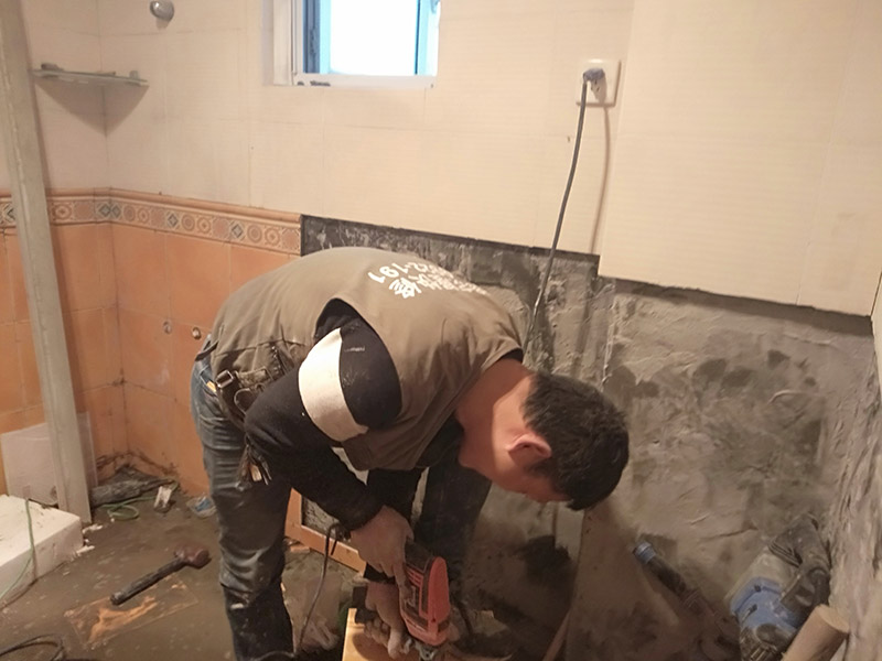 瓷磚開孔施工：瓷磚比較滑，同時也是怕瓷磚容易碎，所以用膠紙封住打孔的位置，以防止鉆頭在瓷磚上面打滑，其次膠紙封住周圍也是為了防止打孔時產生的震動而破壞周圍。先在打孔的位置，用磚頭輕輕的打出一個小坑坑來，或者用釘子磨出一個小洞來，之后再用電鉆打，一邊打一邊用事先準備好的礦泉水瓶裝好的水澆上去，避免打鉆時太熱瓷磚容易碎掉。