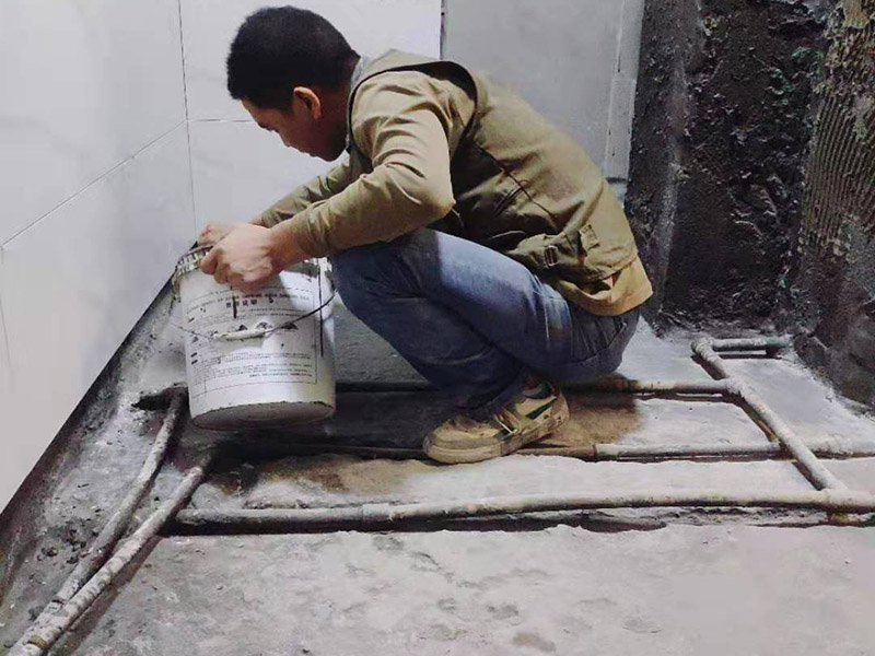 衛(wèi)生間防水方案：清理墻面和地面 在涂刷防水涂層之前，先要清理墻面和地面，同時(shí)要用連接的氣泵皮管吹盡陰角處的浮沉。刷防水涂料時(shí)先刷墻角部位，交接處應(yīng)有200mm，不得有漏刷情況。 墻角涂刷完成后涂刷墻體：第一遍涂刷墻面時(shí)，應(yīng)上下縱向涂刷，第二遍涂刷墻體，應(yīng)左右橫向涂刷。注意、第二遍防水涂料間需要有一定時(shí)間間隔，待遍涂料干透后才能進(jìn)行第二遍，具體時(shí)間視涂料而定。間隔時(shí)間太短，防水的效果會(huì)大打折扣。