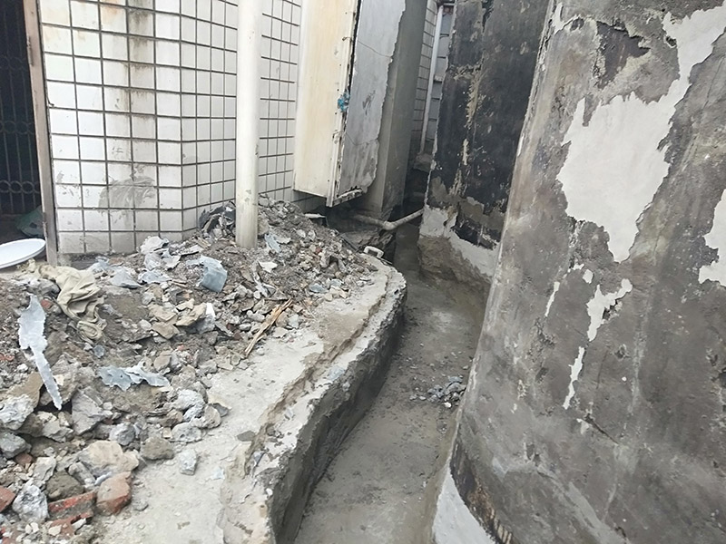 截水溝防水維修：1、確認(rèn)基面已預(yù)處理，管線外露的建議用水泥砂漿包裹覆蓋，尤其要將邊角地面的孔洞補(bǔ)平，并用水將基面充分濕潤(rùn)（無明水為準(zhǔn)）； 2、使用時(shí)將A液料組分專倒進(jìn)包裝桶（或其他容器）內(nèi)，用慢速電鉆（約400轉(zhuǎn)/分）攪拌（或人工攪拌），同時(shí)慢慢加入配套的粉料組分，攪拌3-5分鐘直至獲得均勻的混合物，靜置5分鐘等活性滲透屬物質(zhì)熟化后作業(yè)可獲得較好的效果；