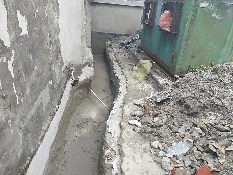 截水溝防水維修：1、確認(rèn)基面已預(yù)處理，管線外露的建議用水泥砂漿包裹覆蓋，尤其要將邊角地面的孔洞補(bǔ)平，并用水將基面充分濕潤(rùn)（無明水為準(zhǔn)）； 2、使用時(shí)將A液料組分專倒進(jìn)包裝桶（或其他容器）內(nèi)，用慢速電鉆（約400轉(zhuǎn)/分）攪拌（或人工攪拌），同時(shí)慢慢加入配套的粉料組分，攪拌3-5分鐘直至獲得均勻的混合物，靜置5分鐘等活性滲透屬物質(zhì)熟化后作業(yè)可獲得較好的效果；