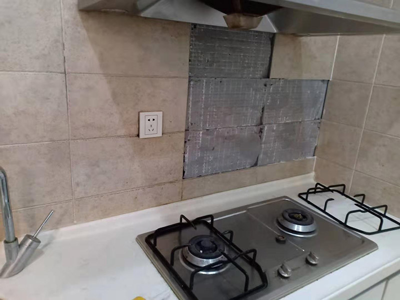 廚房墻面瓷磚空鼓：瓷磚的中間位置出現(xiàn)空鼓情況，這種情況就需要將這塊瓷磚撬下來(lái)重新鋪設(shè)了。具體要采取從瓷磚中間部分開砸，但是不能從中間直接砸，可以使用小型水鉆先開個(gè)孔，再使用工具慢慢的向四周蔓延的方式來(lái)撬開瓷磚，避免將周邊的額瓷磚損壞?？展某潭容^嚴(yán)重、瓷磚已經(jīng)完全松動(dòng)甚至脫落，說(shuō)明瓷磚下的水泥砂漿層與墻面基層(或地面基層)也發(fā)生了松動(dòng)&ldquo;脫層&rdquo;，此時(shí)可以用鏟刀等工具清理掉水泥砂漿層，重新涂抹水泥砂漿后鋪貼瓷磚。