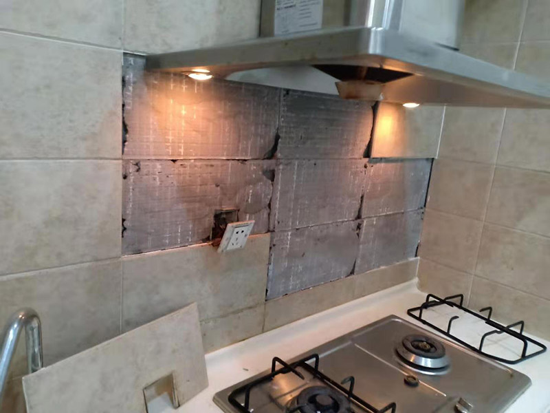 廚房墻面瓷磚空鼓：瓷磚的中間位置出現(xiàn)空鼓情況，這種情況就需要將這塊瓷磚撬下來(lái)重新鋪設(shè)了。具體要采取從瓷磚中間部分開砸，但是不能從中間直接砸，可以使用小型水鉆先開個(gè)孔，再使用工具慢慢的向四周蔓延的方式來(lái)撬開瓷磚，避免將周邊的額瓷磚損壞。空鼓程度較嚴(yán)重、瓷磚已經(jīng)完全松動(dòng)甚至脫落，說(shuō)明瓷磚下的水泥砂漿層與墻面基層(或地面基層)也發(fā)生了松動(dòng)&ldquo;脫層&rdquo;，此時(shí)可以用鏟刀等工具清理掉水泥砂漿層，重新涂抹水泥砂漿后鋪貼瓷磚。