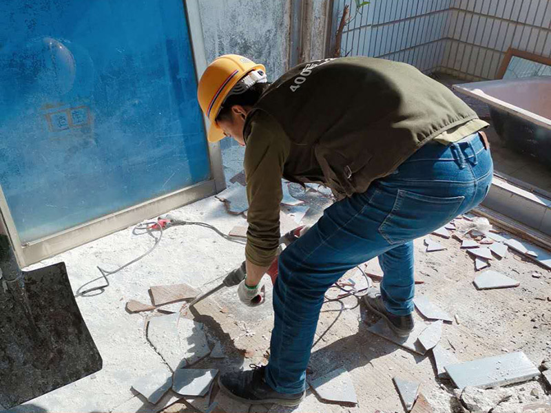 瓷磚拆除建渣處理：首先將拆除建筑物、房屋裝修和改造道路中產(chǎn)生的建筑垃圾用車運到處理場所，然后，用人工的辦法將建筑垃圾中的可直接再生利用的物質(zhì)，如金屬材料、木質(zhì)類材料和塑料類材料分選歸類，直接供給相應(yīng)的公司進行處理。