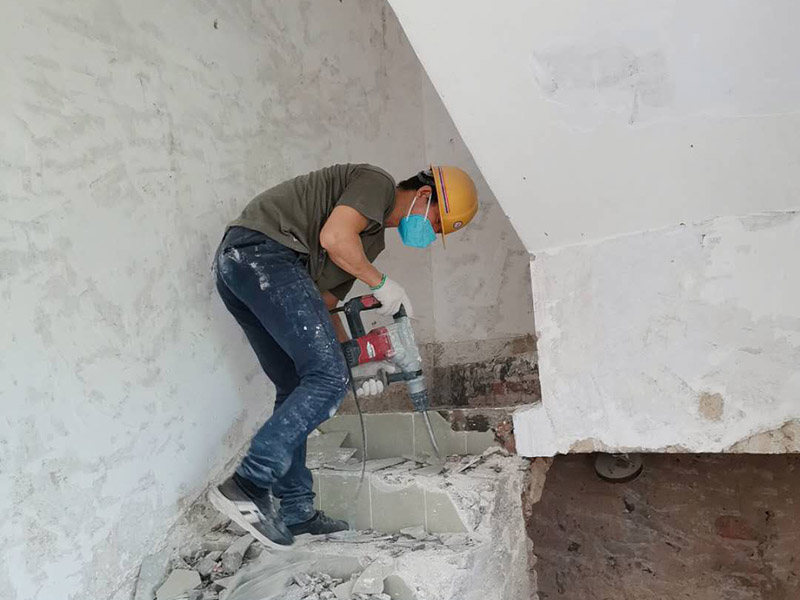 瓷磚拆除建渣處理：首先將拆除建筑物、房屋裝修和改造道路中產(chǎn)生的建筑垃圾用車運到處理場所，然后，用人工的辦法將建筑垃圾中的可直接再生利用的物質(zhì)，如金屬材料、木質(zhì)類材料和塑料類材料分選歸類，直接供給相應(yīng)的公司進行處理。