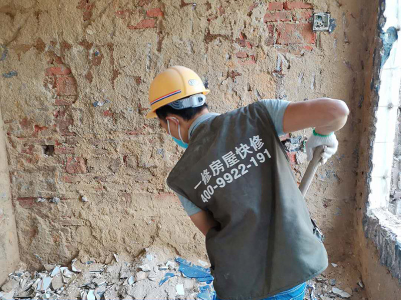 瓷磚拆除建渣處理：首先將拆除建筑物、房屋裝修和改造道路中產(chǎn)生的建筑垃圾用車運到處理場所，然后，用人工的辦法將建筑垃圾中的可直接再生利用的物質(zhì)，如金屬材料、木質(zhì)類材料和塑料類材料分選歸類，直接供給相應(yīng)的公司進行處理。