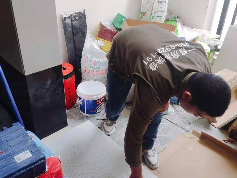 瓷磚刷背膠施工：基面的要求是要平整堅(jiān)固，不能有起砂、裂縫、劃痕、凹凸不平等缺陷，基面也不能有灰塵、污漬等等。如果基面不平整，帶有污漬，建議大家應(yīng)分別采用家樂邦界面劑、膩?zhàn)臃鄣扔枰蕴啄z（松散基面）、拉毛（光滑基面）或找平處理。攪拌均勻后，需要對(duì)基面用水進(jìn)行噴濕，要全部濕潤(rùn)但不能有明水。之后我們?cè)儆谬X形刮板將瓷磚膠均勻涂抹于墻面和瓷磚背面上，在刮涂中我們要保證齒形刮板與基面角度一致，每次約涂抹1－2平方，然后由下到上將瓷磚揉壓上即可。