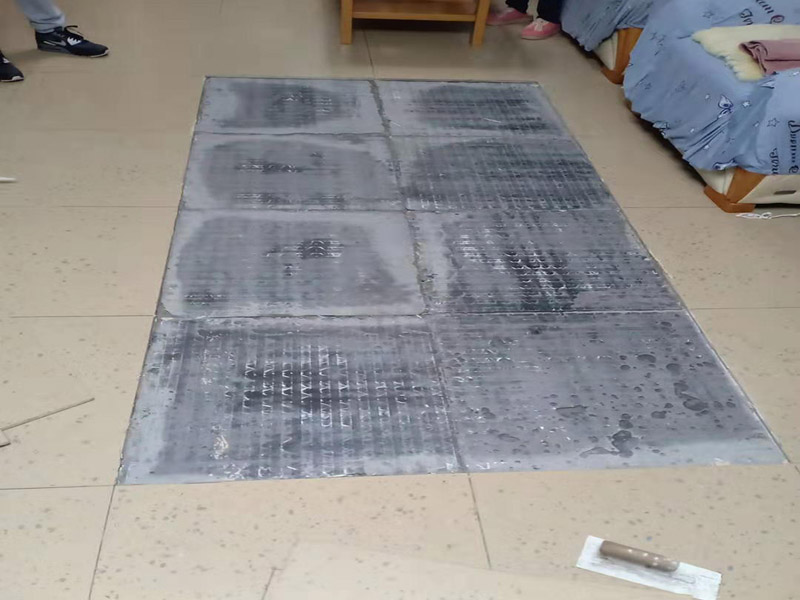 客廳地磚空鼓維修：1、地磚的邊角局部空鼓，可清除地磚空鼓處周邊縫的填嵌物后，灌入水泥膠漿，輕敲地磚空鼓處，讓水泥漿滲入，可修復空鼓。2、如單塊地磚空鼓，可清除該地磚周邊的填嵌物后，用吸盤把地磚取出，割除粘貼層，重新粘貼。3、如地磚大面積空鼓，只能全部重新鋪貼了。