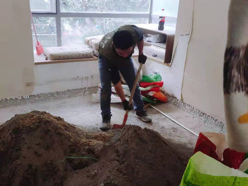 水泥攪拌案例：混凝土至少是水泥、黃沙、石子和水4樣材料拌合而成，在沒有混凝土攪拌機(jī)的時(shí)代和地方，拌制混凝土是手工完成的。 要求是，在沒有加水以前，要用至少兩把煤楸把干料對(duì)翻，干料要反過來翻過去混合共3次，使干料均勻。然后加水，對(duì)翻4次，使混凝土飽和不夾生，這就是混凝土工的基本功&ldquo;三干四濕&rdquo;。 1.拌板要放穩(wěn)，要防止混凝土外跑； 2.每盤混凝土的水泥、砂、倉(cāng)和水要根據(jù)人工攪拌配合比及撲板容量進(jìn)行計(jì)算，各種材料均應(yīng)過磅，不得用體積比。 3.攪拌順序：先將水泥鋪開，然后與沙子混合攪拌，加上水一直攪拌，直到攪拌的顏色均勻一致即可為止。 4.若摻加外加劑，應(yīng)按要求調(diào)制成的較稀的溶液水同時(shí)加入。其是需要注意的是在加入時(shí)必須地控制規(guī)定的外加劑摻人員。先把外加劑調(diào)制成較稀的溶液，同時(shí)應(yīng)在混凝土的用水量中扣除外加劑溶液的含水量，然后在混凝土攪拌的時(shí)間應(yīng)該相當(dāng)時(shí)，應(yīng)確保外加劑在混凝土中均勻分布。