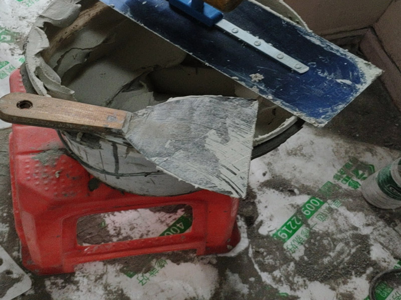 水泥攪拌案例：混凝土至少是水泥、黃沙、石子和水4樣材料拌合而成，在沒有混凝土攪拌機(jī)的時(shí)代和地方，拌制混凝土是手工完成的。 要求是，在沒有加水以前，要用至少兩把煤楸把干料對(duì)翻，干料要反過來翻過去混合共3次，使干料均勻。然后加水，對(duì)翻4次，使混凝土飽和不夾生，這就是混凝土工的基本功&ldquo;三干四濕&rdquo;。 1.拌板要放穩(wěn)，要防止混凝土外跑； 2.每盤混凝土的水泥、砂、倉(cāng)和水要根據(jù)人工攪拌配合比及撲板容量進(jìn)行計(jì)算，各種材料均應(yīng)過磅，不得用體積比。 3.攪拌順序：先將水泥鋪開，然后與沙子混合攪拌，加上水一直攪拌，直到攪拌的顏色均勻一致即可為止。 4.若摻加外加劑，應(yīng)按要求調(diào)制成的較稀的溶液水同時(shí)加入。其是需要注意的是在加入時(shí)必須地控制規(guī)定的外加劑摻人員。先把外加劑調(diào)制成較稀的溶液，同時(shí)應(yīng)在混凝土的用水量中扣除外加劑溶液的含水量，然后在混凝土攪拌的時(shí)間應(yīng)該相當(dāng)時(shí)，應(yīng)確保外加劑在混凝土中均勻分布。