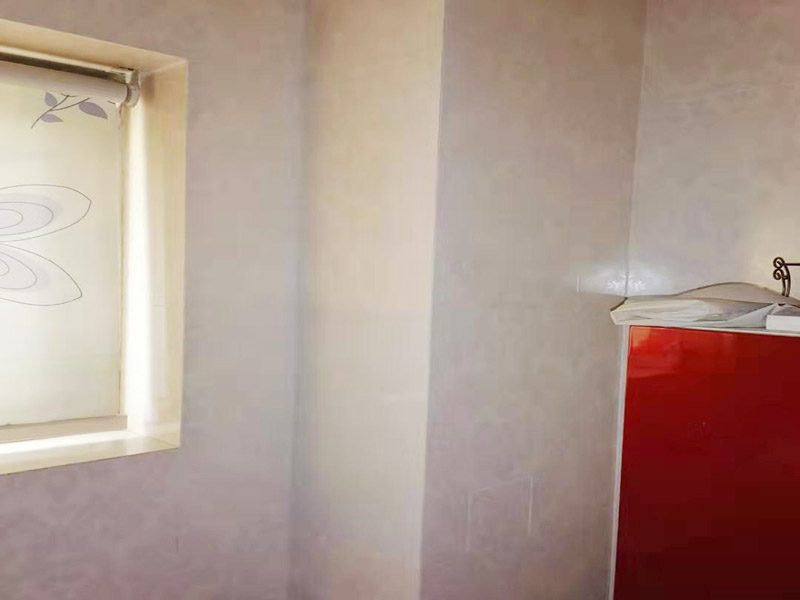 局部墻磚修補(bǔ)：若沙漿連同瓷磚一起掉落，要先在原基礎(chǔ)面上輕輕鑿些毛坑后，再拌有107膠的沙漿重新鑲貼，在基礎(chǔ)面上刷一層后將脫落的瓷磚壓上去，直至沙漿硬化。需要注意的是，若瓷磚僅是局部脫落，千萬(wàn)不可用力敲打基礎(chǔ)面上的沙漿，以防震松周圍原本牢固的瓷磚。 舊瓷磚仍然完好，只不過與其他飾面交接處脫開，修補(bǔ)時(shí)可以先將接縫處砂灰剔除干凈，然后注入環(huán)氧樹脂膠粘劑(萬(wàn)能膠)，干后再在接縫處用防水柔性嵌縫材料(如玻璃膠)進(jìn)行嵌補(bǔ)。 若沙漿未松動(dòng)，只是瓷磚脫落，可以先把瓷磚背面和四周粘附的砂漿刮凈，再用107膠摻入少許水泥攪成糊狀，在瓷磚背面均勻地涂上薄薄的一層，稍后壓緊瓷磚就會(huì)粘牢了。