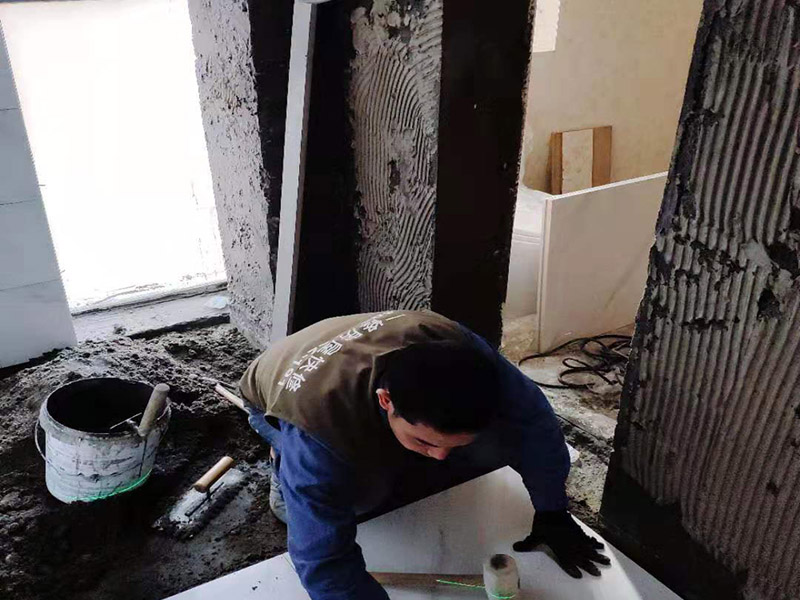 衛(wèi)生間裝修:衛(wèi)生間的整體設(shè)計(jì)，必須要結(jié)合水路與電路的安全性等基本的條件，這其中水電路改造，防水工程的施工，這就是幾個(gè)必須要考慮的基礎(chǔ)工程。而先進(jìn)行水電路改造，必須要考慮安全實(shí)用的標(biāo)準(zhǔn)，接下來就是做防水，衛(wèi)生間裝修步驟的基礎(chǔ)工程，要求高端才是足夠。 衛(wèi)生間的基礎(chǔ)工程完成之后，就要考慮主體工程，那就是墻地磚與吊頂，這些主體工程建設(shè)的過程中，可以是整體設(shè)計(jì)的亮點(diǎn)，也是土建主體的嚴(yán)謹(jǐn)性的標(biāo)準(zhǔn)。衛(wèi)生間裝修步驟主體工程墻地面與吊頂，有了基礎(chǔ)，主體施工開始，必須要講究嚴(yán)謹(jǐn)?shù)牧鞒?，才能效果更好? /></p> </div>
        
      </div>
      
     
      
      <div   id=