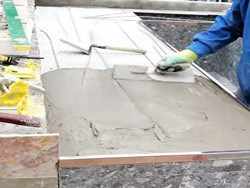 露臺(tái)磚砌櫥柜：櫥柜的水電定位時(shí)，先劃分功能區(qū)：洗菜盆區(qū)、灶臺(tái)區(qū)、切菜區(qū)、電器區(qū)，把這些區(qū)域的具體尺寸畫在墻面上，安排好進(jìn)水管、排水管和各種插座的準(zhǔn)確位置。 磚砌櫥柜制作的時(shí)候先做櫥柜的圍角，可以根據(jù)自己的喜好選擇不同顏色的瓷磚來實(shí)現(xiàn)。圍角完成以后的重要工作就是用水泥和砂漿將櫥柜的底部填實(shí)，上面鋪瓷磚。同時(shí)，瓷磚豎隔板的位置按照櫥柜圖紙進(jìn)行預(yù)留。 磚砌櫥柜制作好之后，我們可以根據(jù)自己喜歡的風(fēng)格選擇不同材質(zhì)的石材臺(tái)面和門板，完全不影響美觀，同時(shí)對(duì)于櫥柜內(nèi)部我們均采用不銹鋼條進(jìn)行收邊，既美觀又好打掃衛(wèi)生。