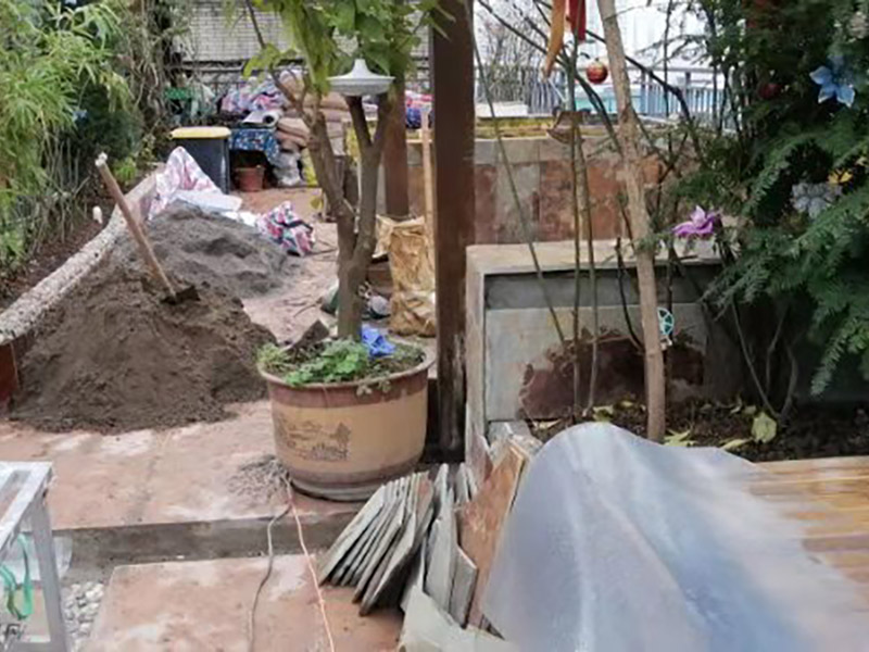 露臺(tái)磚砌櫥柜：櫥柜的水電定位時(shí)，先劃分功能區(qū)：洗菜盆區(qū)、灶臺(tái)區(qū)、切菜區(qū)、電器區(qū)，把這些區(qū)域的具體尺寸畫在墻面上，安排好進(jìn)水管、排水管和各種插座的準(zhǔn)確位置。 磚砌櫥柜制作的時(shí)候先做櫥柜的圍角，可以根據(jù)自己的喜好選擇不同顏色的瓷磚來實(shí)現(xiàn)。圍角完成以后的重要工作就是用水泥和砂漿將櫥柜的底部填實(shí)，上面鋪瓷磚。同時(shí)，瓷磚豎隔板的位置按照櫥柜圖紙進(jìn)行預(yù)留。 磚砌櫥柜制作好之后，我們可以根據(jù)自己喜歡的風(fēng)格選擇不同材質(zhì)的石材臺(tái)面和門板，完全不影響美觀，同時(shí)對(duì)于櫥柜內(nèi)部我們均采用不銹鋼條進(jìn)行收邊，既美觀又好打掃衛(wèi)生。