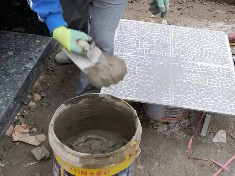 露臺(tái)磚砌櫥柜：櫥柜的水電定位時(shí)，先劃分功能區(qū)：洗菜盆區(qū)、灶臺(tái)區(qū)、切菜區(qū)、電器區(qū)，把這些區(qū)域的具體尺寸畫在墻面上，安排好進(jìn)水管、排水管和各種插座的準(zhǔn)確位置。 磚砌櫥柜制作的時(shí)候先做櫥柜的圍角，可以根據(jù)自己的喜好選擇不同顏色的瓷磚來實(shí)現(xiàn)。圍角完成以后的重要工作就是用水泥和砂漿將櫥柜的底部填實(shí)，上面鋪瓷磚。同時(shí)，瓷磚豎隔板的位置按照櫥柜圖紙進(jìn)行預(yù)留。 磚砌櫥柜制作好之后，我們可以根據(jù)自己喜歡的風(fēng)格選擇不同材質(zhì)的石材臺(tái)面和門板，完全不影響美觀，同時(shí)對(duì)于櫥柜內(nèi)部我們均采用不銹鋼條進(jìn)行收邊，既美觀又好打掃衛(wèi)生。