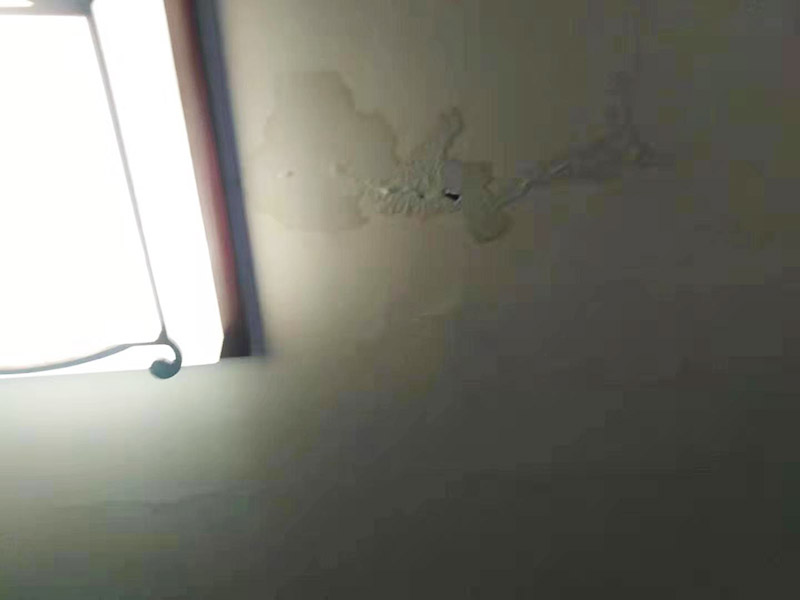 天花板墻面維修：清潔墻壁，首先就是要清潔墻壁了，一般天花板的墻壁上都會(huì)有細(xì)小的白色粉末，這時(shí)可以用尼龍刷或者是鐵刷將其刷除，再觀察一段時(shí)間后確定不再會(huì)出現(xiàn)白色的粉末后，并且等到水密墻面干燥磨平以后就可以上一道墻面底漆了，預(yù)防日后鹽分的侵蝕形成了壁癌。 對(duì)于墻表面的問題，建議用小刀或者是鐵制品將漆膜剝離，然后再用砂紙將墻表層擦平，這些工序做完以后，拆除漿糊粘貼的壁紙，再修整墻面，以批土刀將批土填平凹洞的裂縫，等到完全的干燥以后，再用砂紙去磨平。 在施工的時(shí)候，建議從上往下刷，用相關(guān)的工具將涂料攪拌勻稱以后，將產(chǎn)品從天花板上開始往下刷，這樣能有效的避免由天花滴落的油漆弄花了自己經(jīng)完成的墻面。