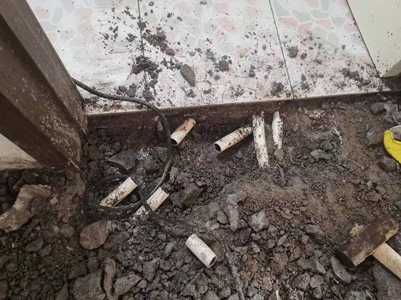 地面水管漏水修復(fù):首先根據(jù)施工圖看水管走向，如果漏水的位置后面埋有水管，可以先把家里面的水閘關(guān)掉，放干龍頭里面的水，如果一段時候后發(fā)現(xiàn)墻面水跡不見了，證明是水管出現(xiàn)問題。 如果是請的專業(yè)的維修師傅，可以讓師傅用打壓機直接打壓檢測，若確定是墻內(nèi)水管漏水，就可以直接鑿開墻壁找水管漏點。 可以先截斷水源，然后將暗水管漏水點的墻面開鑿，找到漏水的部分，先用小鋼鋸把漏水的地方鋸掉，注意鋸口要平。用砂紙把新露出的端口輕輕打磨，然后用接口套住，將備換的新管對準接口口子，注意要對直。然后用熱熔器對新管道進行熱熔連接。 或者是將鋸掉的管道清理干凈，用專用膠水涂在端口上，稍微晾一會兒;趁此時在&ldquo;竹節(jié)&rdquo;接頭內(nèi)涂上膠水。把端口和&ldquo;竹節(jié)&rdquo;連接，然后反復(fù)轉(zhuǎn)動，直到牢固。同樣的方法去連接另一端。最后在接縫處再涂適量的膠水，確保不滲漏。