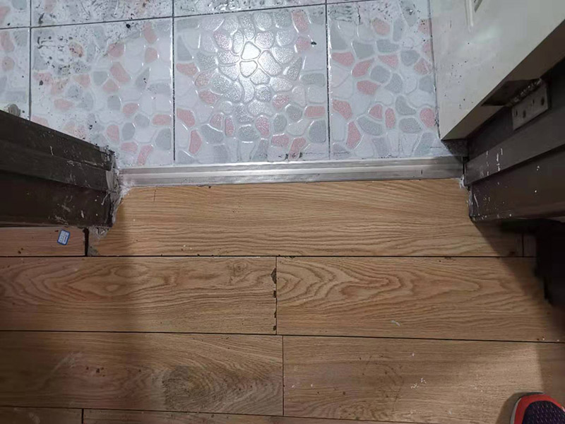 地面水管漏水修復(fù):首先根據(jù)施工圖看水管走向，如果漏水的位置后面埋有水管，可以先把家里面的水閘關(guān)掉，放干龍頭里面的水，如果一段時候后發(fā)現(xiàn)墻面水跡不見了，證明是水管出現(xiàn)問題。 如果是請的專業(yè)的維修師傅，可以讓師傅用打壓機直接打壓檢測，若確定是墻內(nèi)水管漏水，就可以直接鑿開墻壁找水管漏點。 可以先截斷水源，然后將暗水管漏水點的墻面開鑿，找到漏水的部分，先用小鋼鋸把漏水的地方鋸掉，注意鋸口要平。用砂紙把新露出的端口輕輕打磨，然后用接口套住，將備換的新管對準接口口子，注意要對直。然后用熱熔器對新管道進行熱熔連接。 或者是將鋸掉的管道清理干凈，用專用膠水涂在端口上，稍微晾一會兒;趁此時在&ldquo;竹節(jié)&rdquo;接頭內(nèi)涂上膠水。把端口和&ldquo;竹節(jié)&rdquo;連接，然后反復(fù)轉(zhuǎn)動，直到牢固。同樣的方法去連接另一端。最后在接縫處再涂適量的膠水，確保不滲漏。