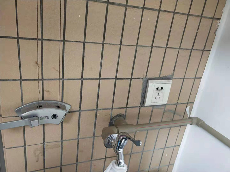 陽(yáng)臺(tái)水管明裝方案:陽(yáng)臺(tái)可以明裝水管。相對(duì)于暗裝的開(kāi)槽施工等工程，走明裝水管的暗裝程序更加方便快捷、省心省力。施工安全，不需要使用開(kāi)槽工具，能避免對(duì)房屋建筑的損壞，使用起來(lái)更安全放心。維護(hù)和修理也更方便，如果后期水管出現(xiàn)什么故障，只需要直接檢查裸露在外的水管即可，這樣無(wú)論是自己修還是請(qǐng)專業(yè)維修師傅來(lái)都可以。