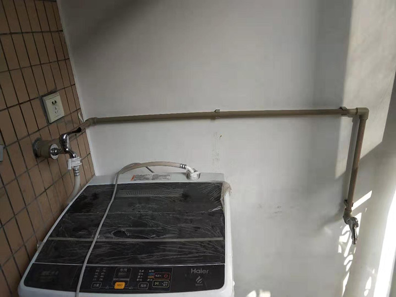 陽(yáng)臺(tái)水管明裝方案:陽(yáng)臺(tái)可以明裝水管。相對(duì)于暗裝的開(kāi)槽施工等工程，走明裝水管的暗裝程序更加方便快捷、省心省力。施工安全，不需要使用開(kāi)槽工具，能避免對(duì)房屋建筑的損壞，使用起來(lái)更安全放心。維護(hù)和修理也更方便，如果后期水管出現(xiàn)什么故障，只需要直接檢查裸露在外的水管即可，這樣無(wú)論是自己修還是請(qǐng)專業(yè)維修師傅來(lái)都可以。