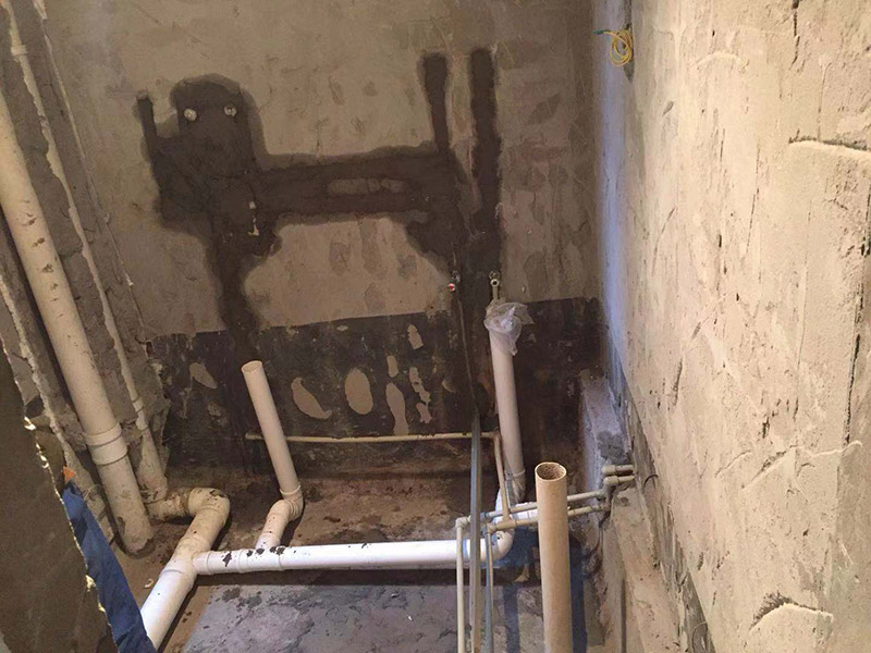 衛(wèi)生間管道裝修：1、衛(wèi)生間管道裝修前首先要檢查水管以及連接配件是否有裂紋、破損等現(xiàn)象。 2、衛(wèi)生間管道裝修在設(shè)計下水管道時要注意家中洗衣機的水龍頭安裝位置，還有下水的布置等，同時要考慮到電源插座的位置是否適合。 3、衛(wèi)生間管道裝修事要注意熱水管的安裝，要把熱水器的進水口和出水口區(qū)分出來，在出水口處接通向衛(wèi)生間的管道，進水口處接上總閥門。 4、在衛(wèi)生間下水管道安裝時要考慮好墻磚的厚度。 5、衛(wèi)生間管道裝修完后一定要記得進行增壓測試，增壓測試一般要在1.5倍水壓的情況下進行，保證沒有漏水現(xiàn)象即可。