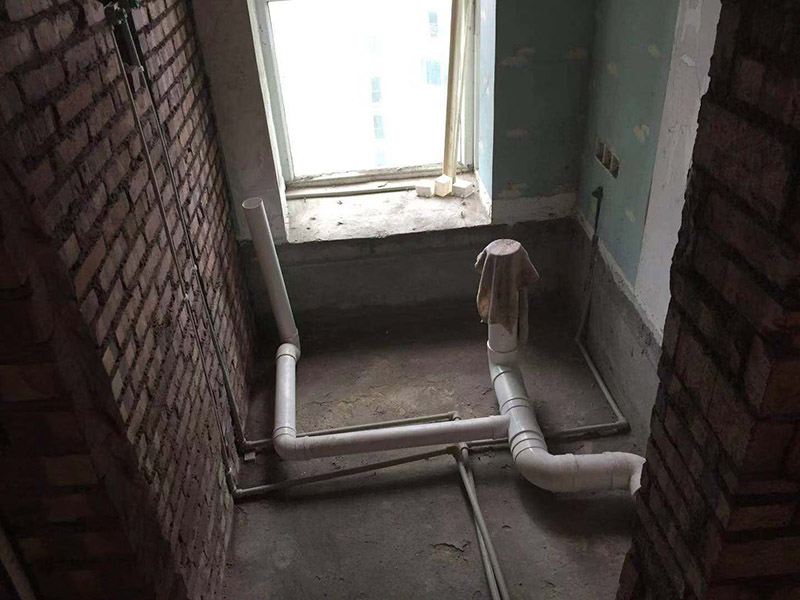 衛(wèi)生間管道裝修：1、衛(wèi)生間管道裝修前首先要檢查水管以及連接配件是否有裂紋、破損等現(xiàn)象。 2、衛(wèi)生間管道裝修在設(shè)計下水管道時要注意家中洗衣機的水龍頭安裝位置，還有下水的布置等，同時要考慮到電源插座的位置是否適合。 3、衛(wèi)生間管道裝修事要注意熱水管的安裝，要把熱水器的進水口和出水口區(qū)分出來，在出水口處接通向衛(wèi)生間的管道，進水口處接上總閥門。 4、在衛(wèi)生間下水管道安裝時要考慮好墻磚的厚度。 5、衛(wèi)生間管道裝修完后一定要記得進行增壓測試，增壓測試一般要在1.5倍水壓的情況下進行，保證沒有漏水現(xiàn)象即可。