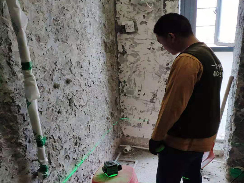 廚房砌墻抹灰找平:墻面清理&rarr;澆水潤濕&rarr;涂刷界面劑&rarr;吊垂直、抹灰餅沖筋&rarr;抹底層砂漿&rarr;抹罩面灰&rarr;養(yǎng)護(hù) 墻面清理：抹灰前檢查砌筑墻體，對(duì)松動(dòng)、灰漿不飽滿的拼縫及梁，板下的頂頭縫，用水泥砂漿填塞密實(shí)。將露于墻面的舌頭灰刮凈，凸出墻面不平整的部位剔鑿平整，坑凹不平，砌塊缺楞掉角，設(shè)備管線槽、腳手孔洞用1：3水泥砂漿整修密實(shí)、平順。用吊線板檢查墻體的垂直偏差及平整度，將抹灰基層處理完好。