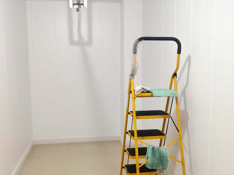 地下室護(hù)墻板安裝：在安裝護(hù)墻板前，首先要挑選好護(hù)墻板，然后仔細(xì)的測量室內(nèi)墻面的實(shí)際長度和寬度，再根據(jù)測量好的長寬計算出具體需要使用的護(hù)墻板塊數(shù)，可用電鋸將護(hù)墻板進(jìn)行切割，使之后的安裝更加的方便。裝置踢腳線需要使用大的螺絲或者鋼釘，直接將踢腳線的掛鉤固定在墻面上，與地面之間應(yīng)保持7-8厘米的間隔，每隔60厘米左右就要設(shè)置一個掛鉤，接下來將已經(jīng)布置成45&deg;角的踢腳線，掛到掛鉤上面。按照順序?qū)⒆o(hù)墻板從左到右插進(jìn)安裝好的踢腳線內(nèi)，接下來在距離護(hù)墻板上口大概1.5厘米的地方用大螺釘或鋼釘進(jìn)行固定，這里需要注意的是不能將釘子直接裸露在墻的外部。在安裝護(hù)墻板的過程中，如果遇到開關(guān)、插座位置，需要鑿出對應(yīng)的孔洞，當(dāng)遇到柱子的時候，可以用陽角。