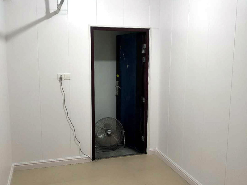 地下室護(hù)墻板安裝：在安裝護(hù)墻板前，首先要挑選好護(hù)墻板，然后仔細(xì)的測量室內(nèi)墻面的實(shí)際長度和寬度，再根據(jù)測量好的長寬計算出具體需要使用的護(hù)墻板塊數(shù)，可用電鋸將護(hù)墻板進(jìn)行切割，使之后的安裝更加的方便。裝置踢腳線需要使用大的螺絲或者鋼釘，直接將踢腳線的掛鉤固定在墻面上，與地面之間應(yīng)保持7-8厘米的間隔，每隔60厘米左右就要設(shè)置一個掛鉤，接下來將已經(jīng)布置成45&deg;角的踢腳線，掛到掛鉤上面。按照順序?qū)⒆o(hù)墻板從左到右插進(jìn)安裝好的踢腳線內(nèi)，接下來在距離護(hù)墻板上口大概1.5厘米的地方用大螺釘或鋼釘進(jìn)行固定，這里需要注意的是不能將釘子直接裸露在墻的外部。在安裝護(hù)墻板的過程中，如果遇到開關(guān)、插座位置，需要鑿出對應(yīng)的孔洞，當(dāng)遇到柱子的時候，可以用陽角。