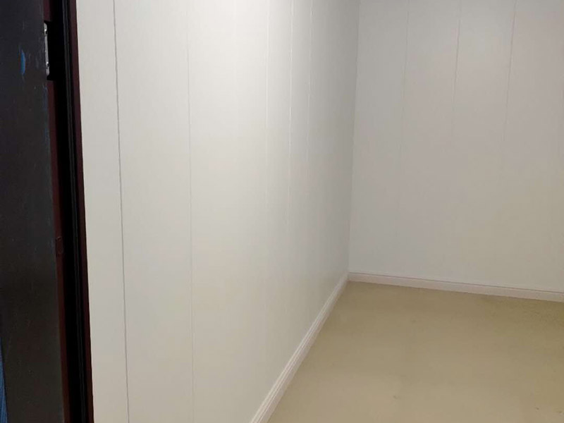 地下室護(hù)墻板安裝：在安裝護(hù)墻板前，首先要挑選好護(hù)墻板，然后仔細(xì)的測量室內(nèi)墻面的實(shí)際長度和寬度，再根據(jù)測量好的長寬計算出具體需要使用的護(hù)墻板塊數(shù)，可用電鋸將護(hù)墻板進(jìn)行切割，使之后的安裝更加的方便。裝置踢腳線需要使用大的螺絲或者鋼釘，直接將踢腳線的掛鉤固定在墻面上，與地面之間應(yīng)保持7-8厘米的間隔，每隔60厘米左右就要設(shè)置一個掛鉤，接下來將已經(jīng)布置成45&deg;角的踢腳線，掛到掛鉤上面。按照順序?qū)⒆o(hù)墻板從左到右插進(jìn)安裝好的踢腳線內(nèi)，接下來在距離護(hù)墻板上口大概1.5厘米的地方用大螺釘或鋼釘進(jìn)行固定，這里需要注意的是不能將釘子直接裸露在墻的外部。在安裝護(hù)墻板的過程中，如果遇到開關(guān)、插座位置，需要鑿出對應(yīng)的孔洞，當(dāng)遇到柱子的時候，可以用陽角。