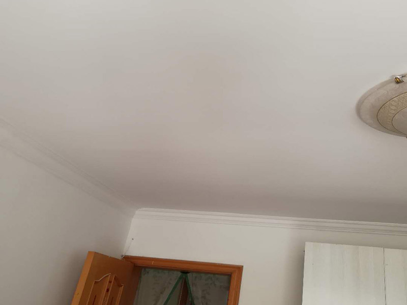 天花板鏟除翻新:1.舊墻的基本處理、舊墻的基本處理主要指清除墻面的原有裝修和裝飾。一般包括墻面原有的乳膠漆和膩?zhàn)訉拥溺P除、木裝修、其它表面裝飾物(如壁紙)的拆除等。如果只裝修了一兩年的墻面，墻體的耐水膩?zhàn)涌梢圆槐赝耆P除，用鋼刷和砂紙打磨墻面后即可重新涂刷乳膠漆。裝修時(shí)間較長(zhǎng)的則需要將膩?zhàn)訉油耆P除，重新刷上膩?zhàn)釉龠M(jìn)行其他工序。 2.清理墻面、舊墻面在翻新前一定要做墻面基底處理，粉化嚴(yán)重的要全部鏟除，鏟除后抹上一層白水泥。原來(lái)墻面過(guò)于光滑、刷過(guò)油漆的鏟除后還要做打磨處理，把粘結(jié)不牢的表皮去掉，便于新涂料和墻體粘結(jié)。 3.涂刷底漆、墻面底漆的作用是抗堿防潮、封固基材、保護(hù)面漆，提高面漆的質(zhì)感和遮蓋力。對(duì)于老房翻新，墻面一定要做底漆，如果沒(méi)有刷底漆就直接上面漆的話，時(shí)間一長(zhǎng)墻面容易起泡、發(fā)霉，太陽(yáng)照曬時(shí)間長(zhǎng)了也容易變色。 4.大面積修補(bǔ)、已經(jīng)上好面漆的墻面要修補(bǔ)會(huì)比較麻煩，容易產(chǎn)生色差，材料的使用時(shí)間不同，質(zhì)量也難以保證，很難達(dá)到理想效果。所以墻面的修補(bǔ)最好是整塊墻面，或是盡可能地選擇較大面積進(jìn)行修補(bǔ)，這樣可以盡量避免產(chǎn)生色差，修補(bǔ)后的質(zhì)量也更好。 5.防色差、墻面色差是修補(bǔ)墻面時(shí)需要盡量避免的。為此，應(yīng)該注意按照油漆桶的說(shuō)明配比、涂刷，最好估算好用量。一次準(zhǔn)備足夠的量，這樣能保證墻面顏色一致，也能避免用量不足重新調(diào)配出來(lái)的顏色有差異。