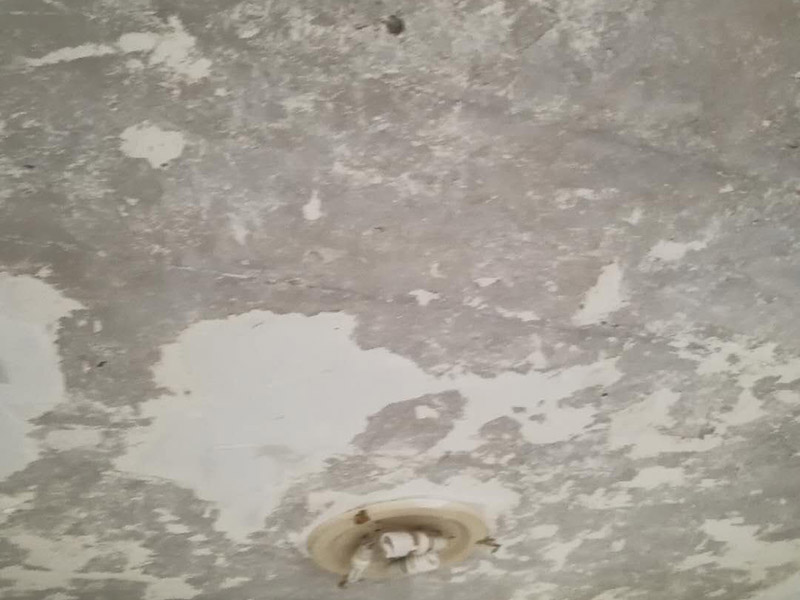 天花板鏟除翻新:1.舊墻的基本處理、舊墻的基本處理主要指清除墻面的原有裝修和裝飾。一般包括墻面原有的乳膠漆和膩?zhàn)訉拥溺P除、木裝修、其它表面裝飾物(如壁紙)的拆除等。如果只裝修了一兩年的墻面，墻體的耐水膩?zhàn)涌梢圆槐赝耆P除，用鋼刷和砂紙打磨墻面后即可重新涂刷乳膠漆。裝修時(shí)間較長(zhǎng)的則需要將膩?zhàn)訉油耆P除，重新刷上膩?zhàn)釉龠M(jìn)行其他工序。 2.清理墻面、舊墻面在翻新前一定要做墻面基底處理，粉化嚴(yán)重的要全部鏟除，鏟除后抹上一層白水泥。原來(lái)墻面過(guò)于光滑、刷過(guò)油漆的鏟除后還要做打磨處理，把粘結(jié)不牢的表皮去掉，便于新涂料和墻體粘結(jié)。 3.涂刷底漆、墻面底漆的作用是抗堿防潮、封固基材、保護(hù)面漆，提高面漆的質(zhì)感和遮蓋力。對(duì)于老房翻新，墻面一定要做底漆，如果沒(méi)有刷底漆就直接上面漆的話，時(shí)間一長(zhǎng)墻面容易起泡、發(fā)霉，太陽(yáng)照曬時(shí)間長(zhǎng)了也容易變色。 4.大面積修補(bǔ)、已經(jīng)上好面漆的墻面要修補(bǔ)會(huì)比較麻煩，容易產(chǎn)生色差，材料的使用時(shí)間不同，質(zhì)量也難以保證，很難達(dá)到理想效果。所以墻面的修補(bǔ)最好是整塊墻面，或是盡可能地選擇較大面積進(jìn)行修補(bǔ)，這樣可以盡量避免產(chǎn)生色差，修補(bǔ)后的質(zhì)量也更好。 5.防色差、墻面色差是修補(bǔ)墻面時(shí)需要盡量避免的。為此，應(yīng)該注意按照油漆桶的說(shuō)明配比、涂刷，最好估算好用量。一次準(zhǔn)備足夠的量，這樣能保證墻面顏色一致，也能避免用量不足重新調(diào)配出來(lái)的顏色有差異。