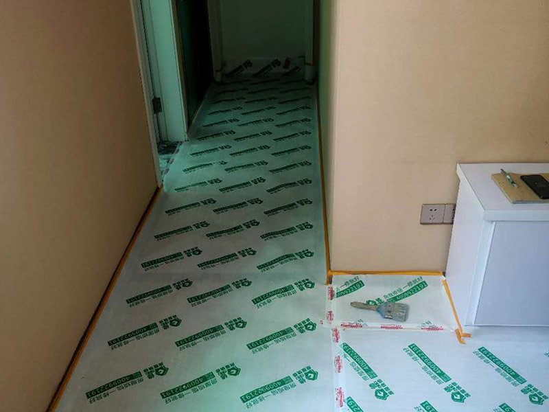 舊墻鏟除保護(hù)：在表面裝飾層處理好之后，要將粉化嚴(yán)重的地方徹底鏟除，基地要完全處理干凈，在鏟除后抹一層白水泥打底。如果墻面本身太過光滑或者說刷過油漆，那么還要把這層表皮去掉，通過打磨處理后的墻面，更易于新裝飾材料和墻體的粘合。 如果原有的涂料比較緊實(shí)，沒有脫落，則可以直接在上面刷基膜(貼壁紙必備材料，可堅(jiān)固墻面、增加壁紙附著力，拆除時(shí)可保護(hù)墻面)，直接鋪貼壁紙。但如果原有涂料不穩(wěn)定，則需要鏟除原有基底。 第二種情況、粉化嚴(yán)重的要全部鏟除，鏟除后抹上一層白水泥。原來墻面過于光滑、刷過油漆的鏟除后還要做打磨處理，把粘結(jié)不牢的表皮去掉，便于新涂料和墻體粘結(jié)。