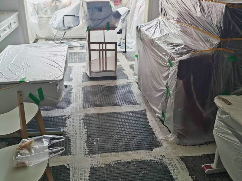 客廳地磚拆除裝修：如果是破壞性的拆除，可以借個(gè)鐵錘使勁砸；如果是替換性拆除，可以從邊角入手，一般情況下會(huì)損壞一塊地板磚，可以買一塊相同的備份；如果是用水泥固化的地板磚，那個(gè)難度就非常的大了，得請(qǐng)專業(yè)人士。