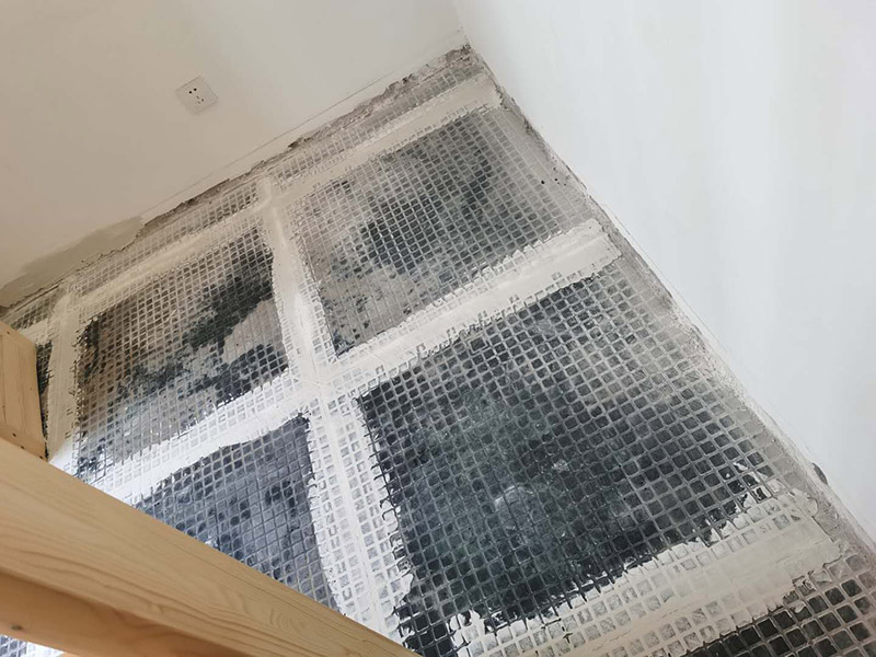 客廳地磚拆除裝修：如果是破壞性的拆除，可以借個(gè)鐵錘使勁砸；如果是替換性拆除，可以從邊角入手，一般情況下會(huì)損壞一塊地板磚，可以買一塊相同的備份；如果是用水泥固化的地板磚，那個(gè)難度就非常的大了，得請(qǐng)專業(yè)人士。